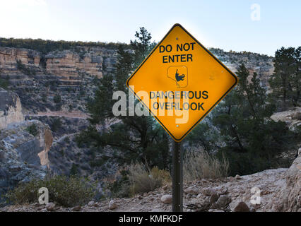 Geben Sie nicht gefährlich Warnzeichen im Grand Canyon Overlook Stockfoto