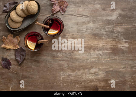 Gläser mit Glühwein und Plätzchen Stockfoto