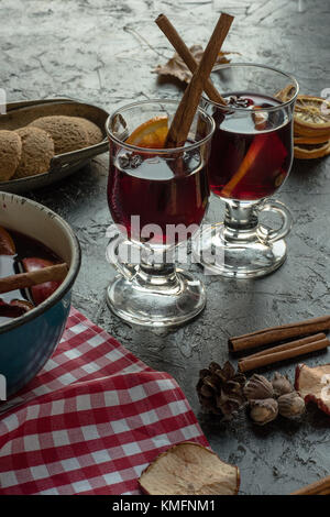 Zwei Gläsern Glühwein Stockfoto