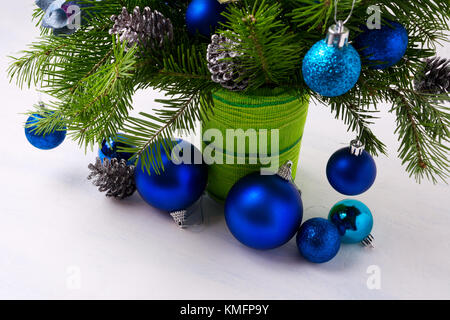 Weihnachten Tabelle Mittelstück mit blauen Verzierungen, silberne Tannenzapfen und Tannenzweigen in Grün vase Stockfoto
