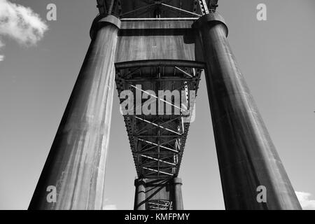 Unterhalb der Calcasieu River World war II Memorial Bridge, die Lake Charles und Westlake, Louisiana, verbindet Stockfoto