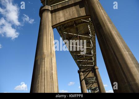 Säulen unter der Calcasieu River Bridge oder der Louisiana World war II Memorial Bridge, die Lake Charles und Westlake, Louisiana, verbinden Stockfoto