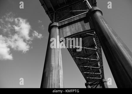 Riesige Säulen, die die Vintage Calcasieu River World war II Memorial Bridge unterstützen, die Lake Charles und Westlake, Louisiana, verbindet Stockfoto