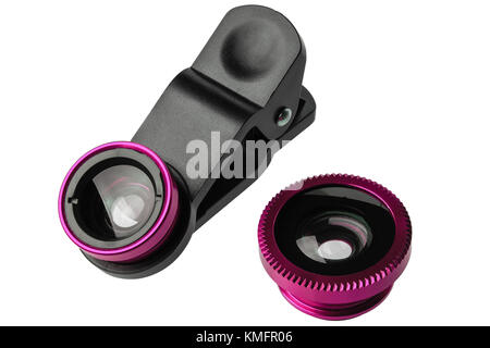 Universal Clip Linse für Handy Kamera mit Weitwinkelobjektiv und Makro objektiv auf weißem Hintergrund. Die Linse sind rosa. Stockfoto