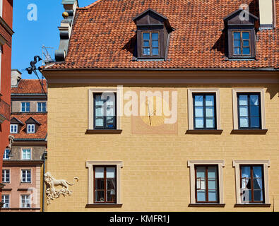 Sonnenuhr auf einer der Fassaden der alten Gebäude in der Altstadt im Zentrum von Warschau, Polen Stockfoto