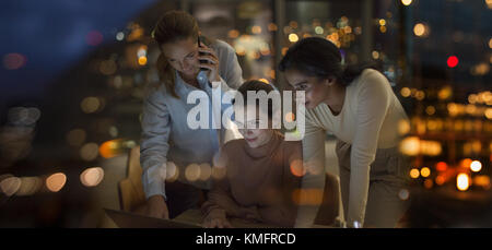 Geschäftsfrauen arbeiten spät am Laptop im Büro in der Nacht Stockfoto