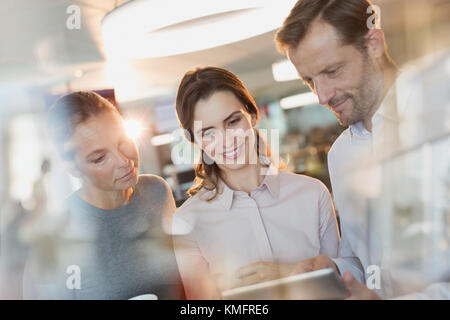 Geschäftsleute, die mit digital-Tablette in office Stockfoto