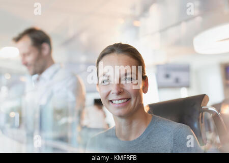Porträt lächelnd Geschäftsfrau im Büro