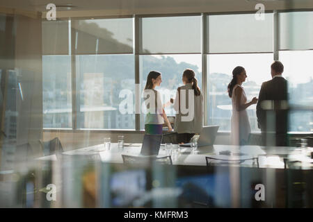 Unternehmen, die Menschen sprechen am sonnigen Fenster im Konferenzraum treffen Stockfoto