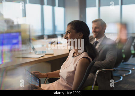 Lächelnd Geschäftsfrau mit digitalen Tablette im Konferenzraum treffen Stockfoto