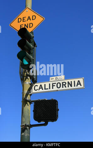 Grünes Licht Sackgasse und California Street Verkehrszeichen Stockfoto