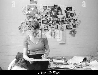 Weibliche Insassen in ihrer Zelle Zeichnung, hmp Winchester, Winchester, Hampshire, Vereinigtes Königreich. 10. Mai 2001. Stockfoto