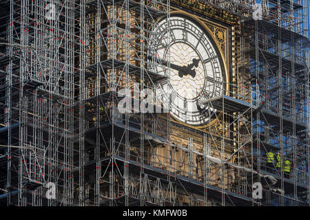 Das Elizabeth Tower, der jetzt leise Big Ben Bell hält, zusammen mit dem Parlament, im Gerüst, am 1. Dezember 2017 in Westminster, London, England. Die Glocke Schweigen während dieser Renovierung bleiben durch Auftragnehmer Sir Robert McAlpine bis 2021 und die geschätzten Kosten der Instandsetzung den Turm und andere Teile des 19. Jahrhunderts gotische Gebäude, hat sich verdoppelt 61 m £, Behörden haben gesagt. Stockfoto