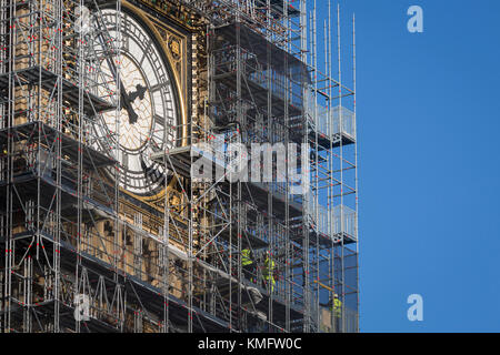 Das Elizabeth Tower, der jetzt leise Big Ben Bell hält, zusammen mit dem Parlament, im Gerüst, am 1. Dezember 2017 in Westminster, London, England. Die Glocke Schweigen während dieser Renovierung bleiben durch Auftragnehmer Sir Robert McAlpine bis 2021 und die geschätzten Kosten der Instandsetzung den Turm und andere Teile des 19. Jahrhunderts gotische Gebäude, hat sich verdoppelt 61 m £, Behörden haben gesagt. Stockfoto