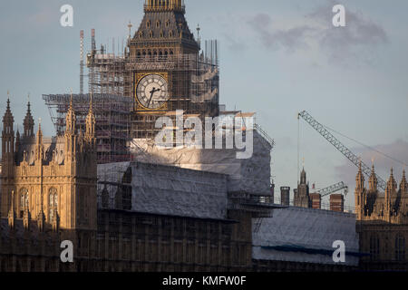 Das Elizabeth Tower, der jetzt leise Big Ben Bell hält, zusammen mit dem Parlament, im Gerüst, am 1. Dezember 2017 in Westminster, London, England. Die Glocke Schweigen während dieser Renovierung bleiben durch Auftragnehmer Sir Robert McAlpine bis 2021 und die geschätzten Kosten der Instandsetzung den Turm und andere Teile des 19. Jahrhunderts gotische Gebäude, hat sich verdoppelt 61 m £, Behörden haben gesagt. Stockfoto