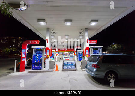 Toronto, Kanada - 19. Okt. 2017: kraftstoffpumpen an der Esso Tankstelle in der Nacht Stockfoto
