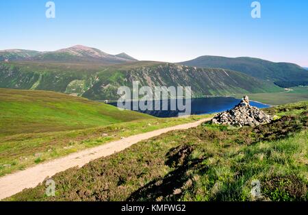 Glen Muick und Loch Muick auf die Balmoral Königsgut in den Cairngorm Mountains, Grampian Region in Schottisches Hochland Stockfoto