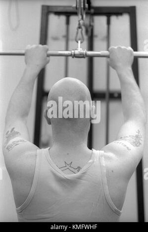 Männliche Insassen im Fitnessstudio an hmp Winchester Gefängnis, Winchester, Hampshire, Vereinigtes Königreich. 10. Mai 2001. Stockfoto