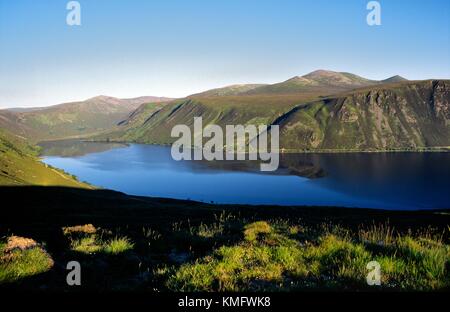 Glen Muick und Loch Muick auf die Balmoral Königsgut in den Cairngorm Mountains, Grampian Region in Schottisches Hochland Stockfoto