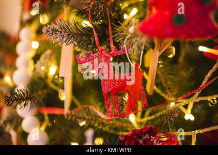 Handgefertigte Weihnachtsdekorationen: Filz weihnachten Elch. Stockfoto