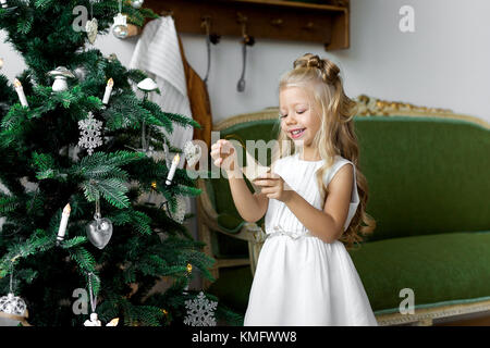 Weihnachten Tabelle: Messer und Gabel, Serviette und Weihnachtsbaum Zweig auf einen hölzernen Tisch. Das neue Jahr Einrichtung der festlichen Tisch. Weihnachten Hintergrund. Stockfoto