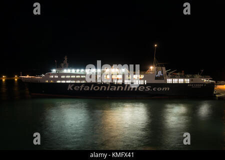 Zakynthos, Griechenland - November 16, 2017: Fähre von Ionischen Fähren im Hafen festgemacht. Stockfoto