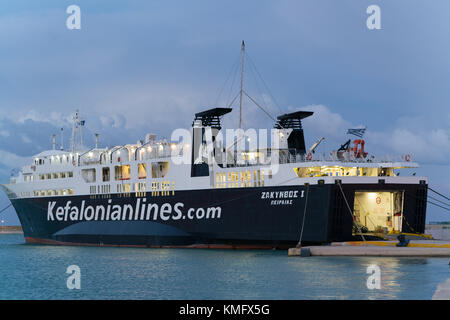 Zakynthos, Griechenland - November 16, 2017: Fähre von Ionischen Fähren im Hafen festgemacht. Stockfoto