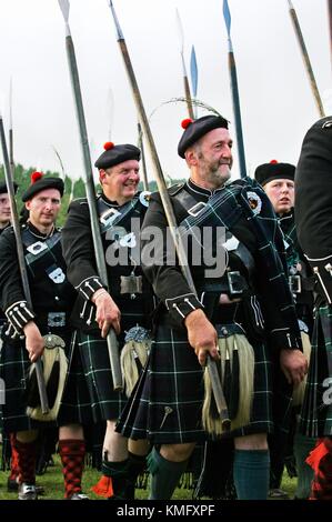 Männer die Lonach Highlanders marschieren bei der jährlichen Lonach sammeln und Highland Games in Schottland Strathdon, Grampian Region, Stockfoto