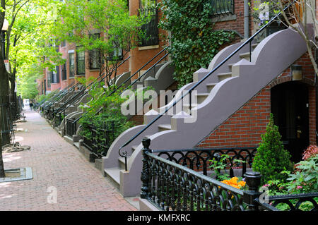 Elegante Einstieg von Boston south end Reihenhäuser. Backsteingebäude und Bürgersteig, Bügeleisen Zäune und Geländer und wellig Stein Verkleidung auf der Treppe Seitenwänden. Stockfoto