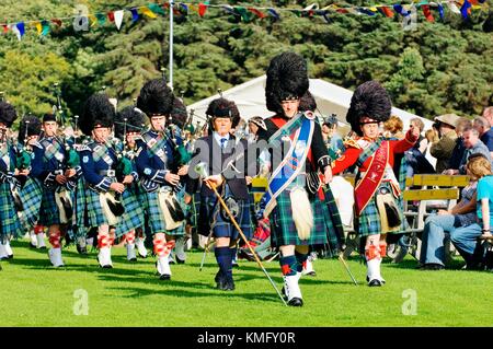 Traditionelle schottische Pipe Band marschieren an den Lonach Highland Games am Strathdon, in der Nähe von Balmoral, Grampian Region, Schottland Stockfoto