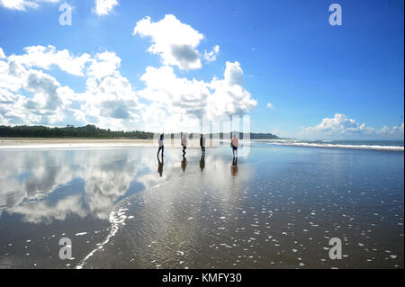 Bangladeshi Besucher erfreuen sich am Meer Strand in Cox's Bazar, Bangladesch Stockfoto