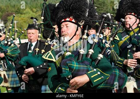 Traditionelle schottische Pipe Band an den Lonach Highland Games am Strathdon, in der Nähe von Balmoral, Grampian Region, Schottland, Großbritannien Stockfoto