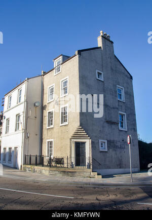 KILWINNING, Schottland - 12. NOVEMBER 2017: ein Haus in Kilwinning mit der Tür an der Seite. Dieses Haus liegt direkt an der Church Street. Stockfoto