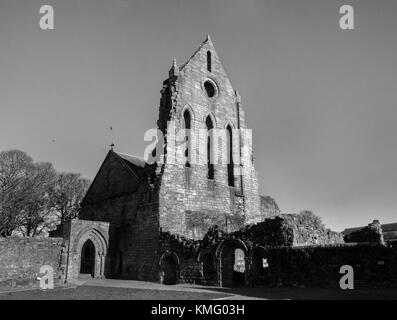 KILWINNING, SCHOTTLAND - NOVEMBER 12 2017: Ein Schwarz-Weiß-Foto der Ruinen der Kilwinning Abbey, in der die tironensischen Mönche lebten. Stockfoto