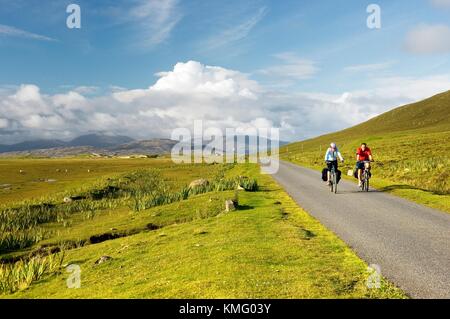 Radfahren auf der Hauptinsel Straße von Leverburgh in Tarbert Touristen in der Nähe von Scarastavore, Isle of Harris, äußeren Hebriden, Schottland Stockfoto