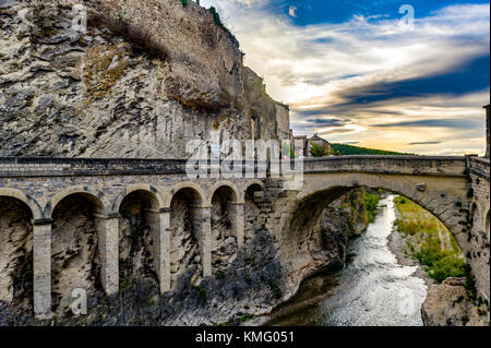 Frankreich. Vaucluse (84). Vaison-la-Romaine. Die römische Brücke über den Fluss Ouvèze' Stockfoto