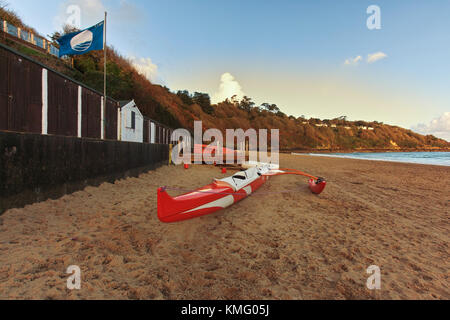 Ein auslegerboot am Strand Carbis Bay liegt in der Nähe von St Ives in Cornwall, England. Stockfoto