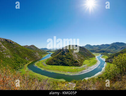 Flusses Rijeka Crnojevica Loop, Skadar Lake National Park, von Pavlova strana Sicht an einem sonnigen Tag, Skadarsko jezero, Crna Gora, Montenegro, Balkan Stockfoto
