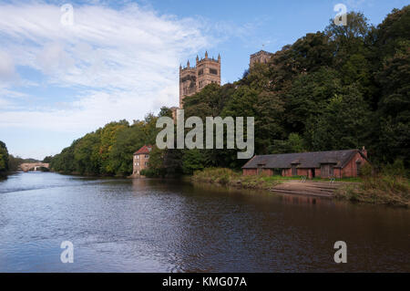 Sie suchen den Fluss Wear mit Durham Cathedral in unter den Bäumen versteckt und nur unter dem alten Fulling Mill. Stockfoto