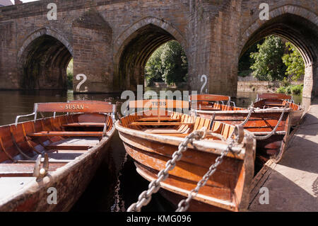 Ruderboote angekettet am Fluss am Fluss Wear in Durham, in der Grafschaft Durham im Nordosten Englands. Stockfoto