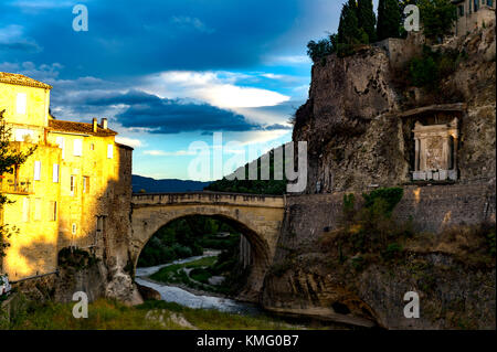 Frankreich. Vaucluse (84). Vaison-la-Romaine. Die römische Brücke über den Fluss Ouvèze' Stockfoto