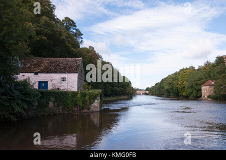 White Stone Mill House neben dem Fluss Wear mit dem alten Walkmühle weitere downbridg, in der Stadt Durham im Nordosten Englands. Stockfoto