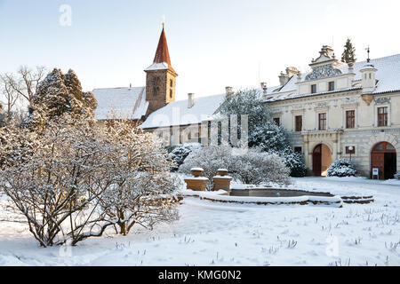 Renaissance Schloss Pruhonice mit Gärten im Winter mit Schnee zu Weihnachten, Prag, tschechische Republik - UNESCO-geschützt Stockfoto