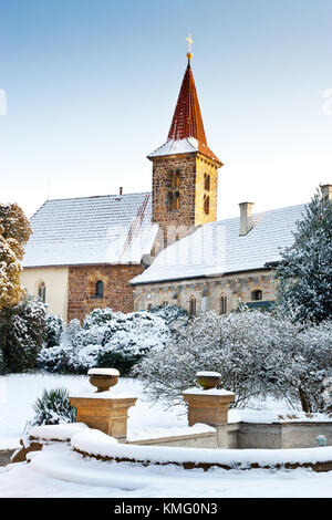 Renaissance Schloss Pruhonice mit Gärten im Winter mit Schnee zu Weihnachten, Prag, tschechische Republik - UNESCO-geschützt Stockfoto