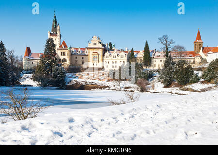 Renaissance Schloss Pruhonice mit Gärten im Winter mit Schnee zu Weihnachten, Prag, tschechische Republik - UNESCO-geschützt Stockfoto