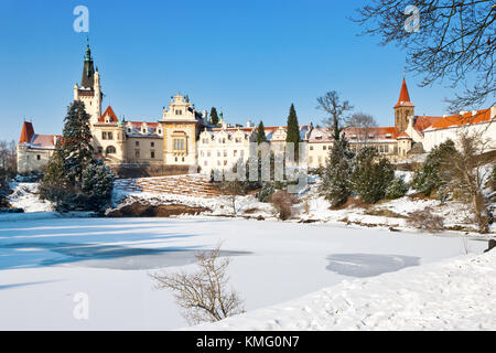 Renaissance Schloss Pruhonice mit Gärten im Winter mit Schnee zu Weihnachten, Prag, tschechische Republik - UNESCO-geschützt Stockfoto