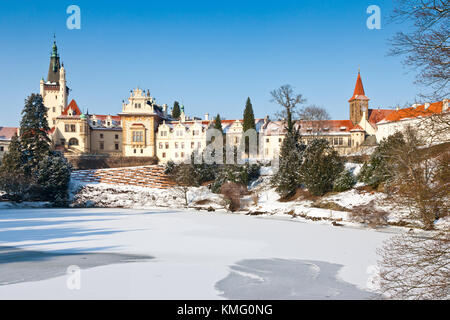 Renaissance Schloss Pruhonice mit Gärten im Winter mit Schnee zu Weihnachten, Prag, tschechische Republik - UNESCO-geschützt Stockfoto