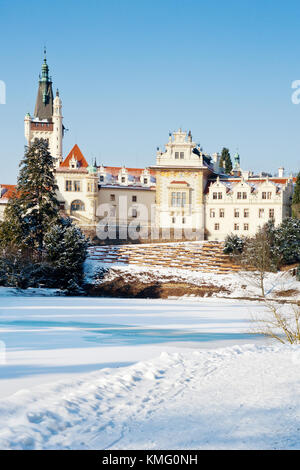 Renaissance Schloss Pruhonice mit Gärten im Winter mit Schnee zu Weihnachten, Prag, tschechische Republik - UNESCO-geschützt Stockfoto