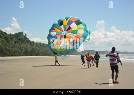 Bangladeshi Besucher fliegen Parasailing am Meer Strand in Cox's Bazar, Bangladesch Stockfoto