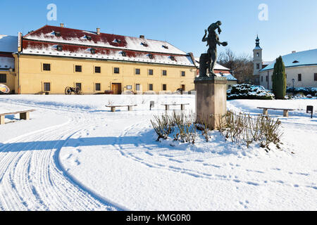 Ehemalige Wasserburg, Stadt Roztoky in der Nähe von Prag, Tschechische republik - Museum und Stadtgalerie im Winter mit Schnee Stockfoto